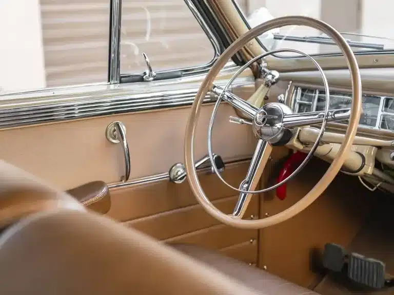 Lenkrad und Armaturenbrett eines Chrysler Town & Country Convertible von 1947 in brauner Innenausstattung.