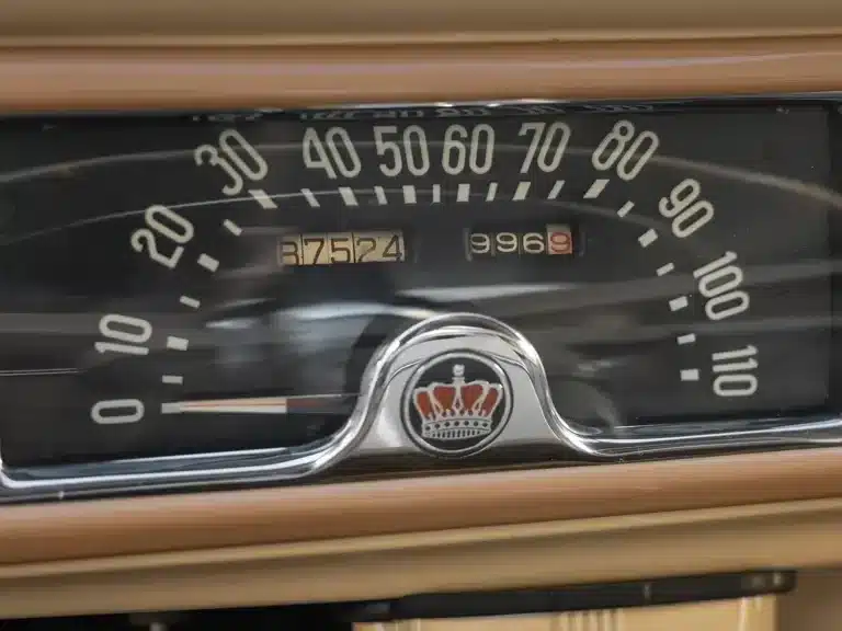 Tachometer eines Chrysler Town & Country Convertible von 1947 mit Krone im Zentrum.