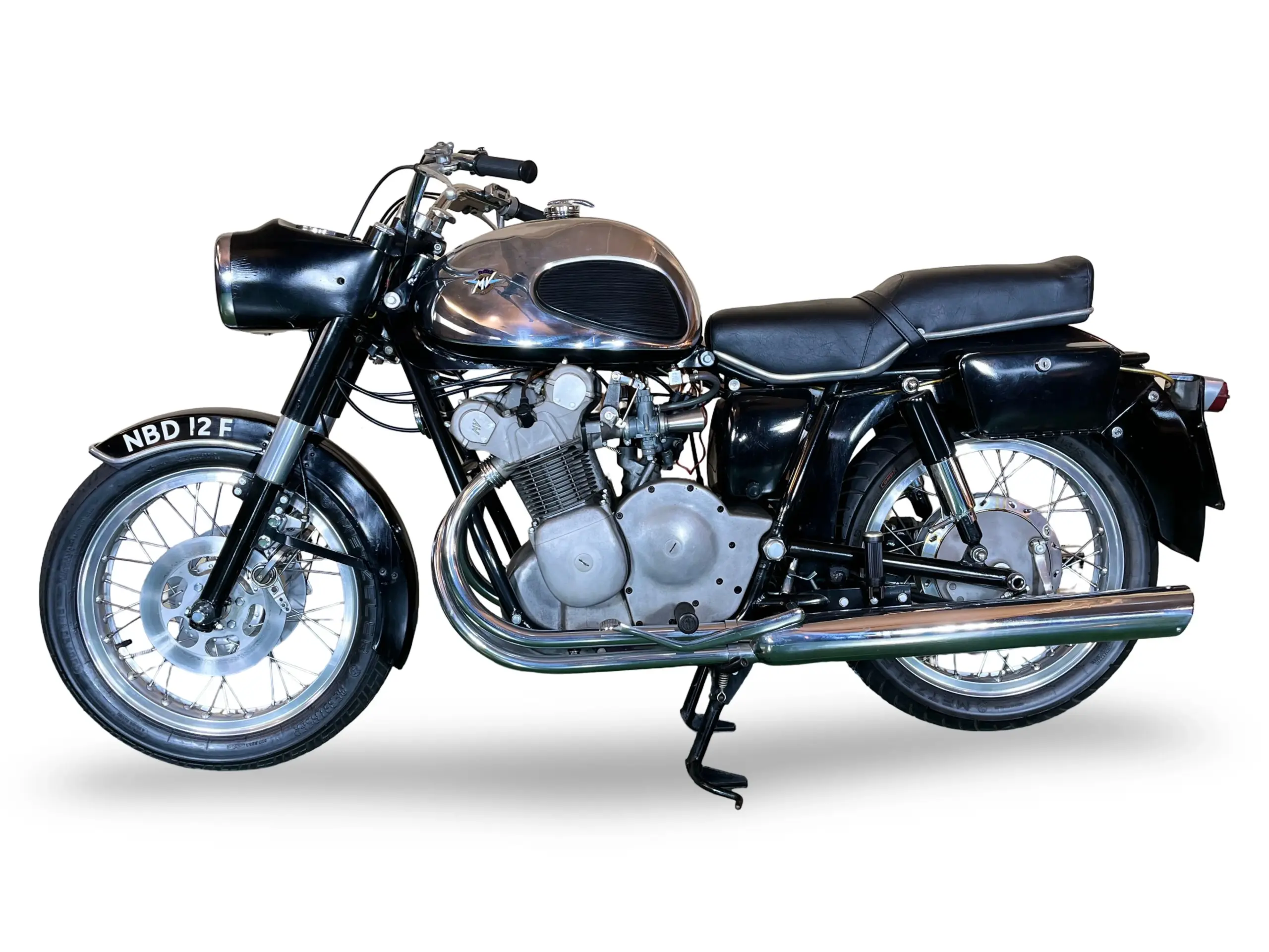 Historische MV Agusta 4C Tourer von 1967, seitlich fotografiert, im Originalzustand mit Vierzylindermotor.