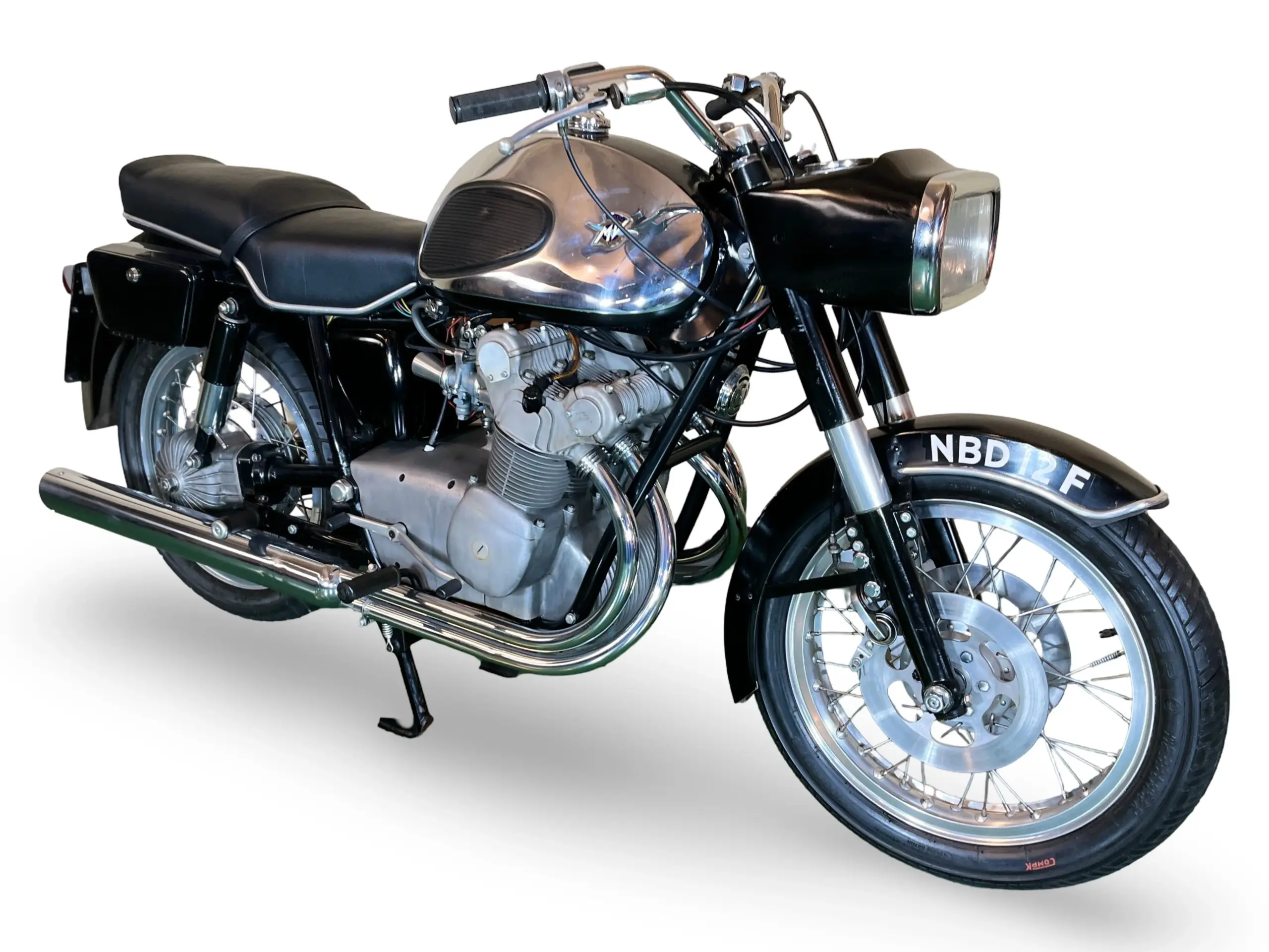 MV Agusta 4C Tourer von 1967, klassisches italienisches Motorrad mit 592-Kubikzentimeter-Vierzylindermotor, Seitenansicht auf weißem Hintergrund.