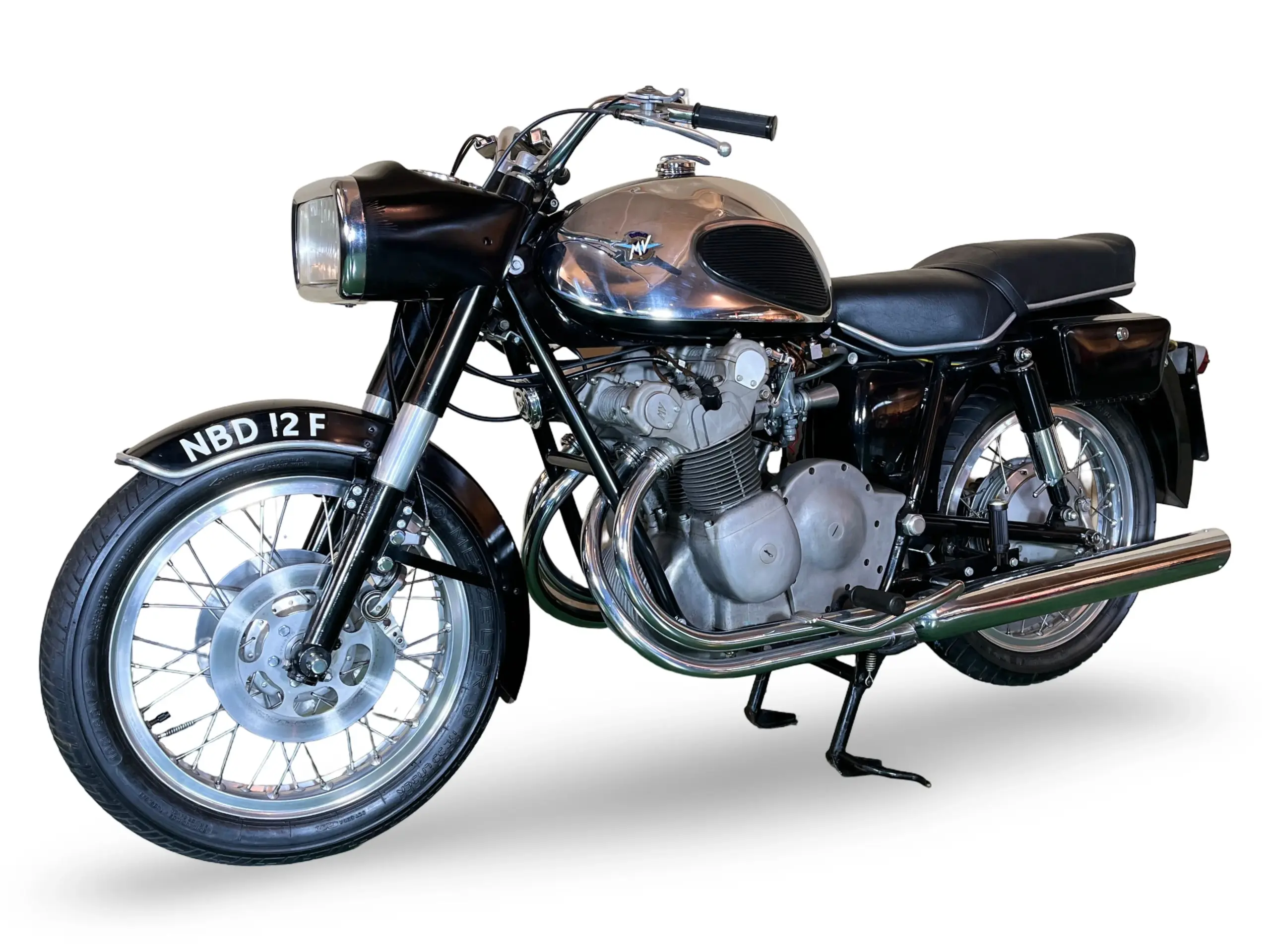 MV Agusta 4C Tourer von 1967, klassische italienische Reise-Motorrad mit Vierzylindermotor, Seitenansicht auf weißem Hintergrund.