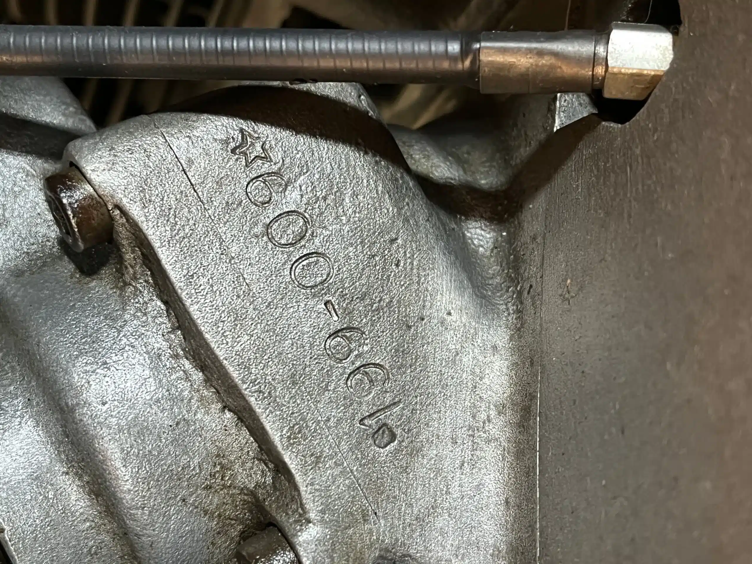 Nahaufnahme eines Motorgehäuses mit Prägung '600-66b', vermutlich von einer MV Agusta 4C Tourer aus den 1960er Jahren