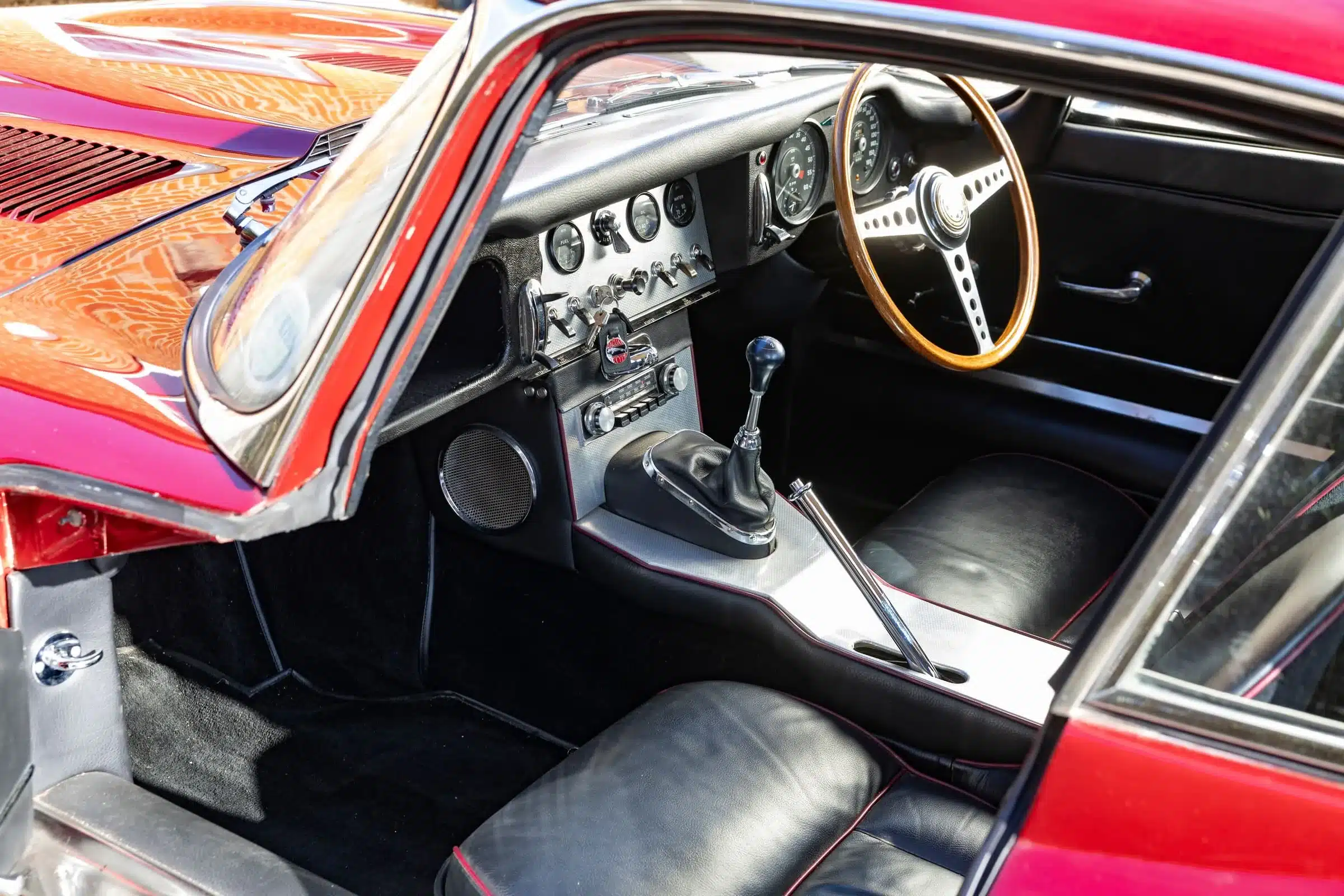 Innenraum eines Jaguar E-Type 3.8 Litre Coupé, Blick auf das originale Armaturenbrett und Lenkrad.