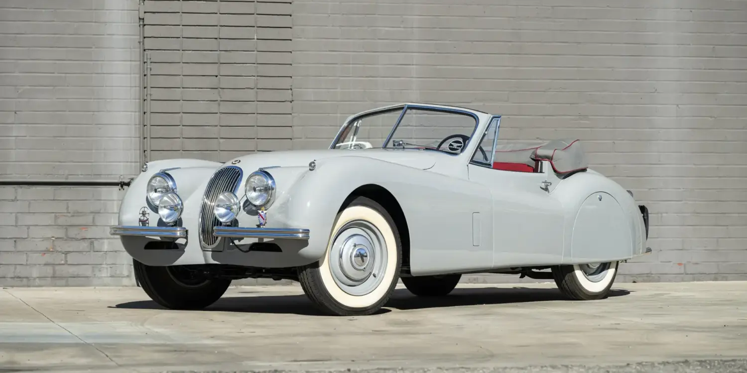 Jaguar XK 120 Drophead Coupé Baujahr 1953 in Birch Grey, Cabriolet-Variante mit Stoffverdeck und roter Innenausstattung