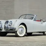 Jaguar XK 120 Drophead Coupé Baujahr 1953 in Birch Grey, Cabriolet-Variante mit Stoffverdeck und roter Innenausstattung
