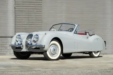 Jaguar XK 120 Drophead Coupé Baujahr 1953 in Birch Grey, Cabriolet-Variante mit Stoffverdeck und roter Innenausstattung