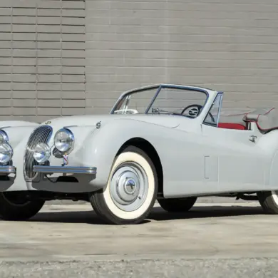 Jaguar XK 120 Drophead Coupé Baujahr 1953 in Birch Grey, Cabriolet-Variante mit Stoffverdeck und roter Innenausstattung