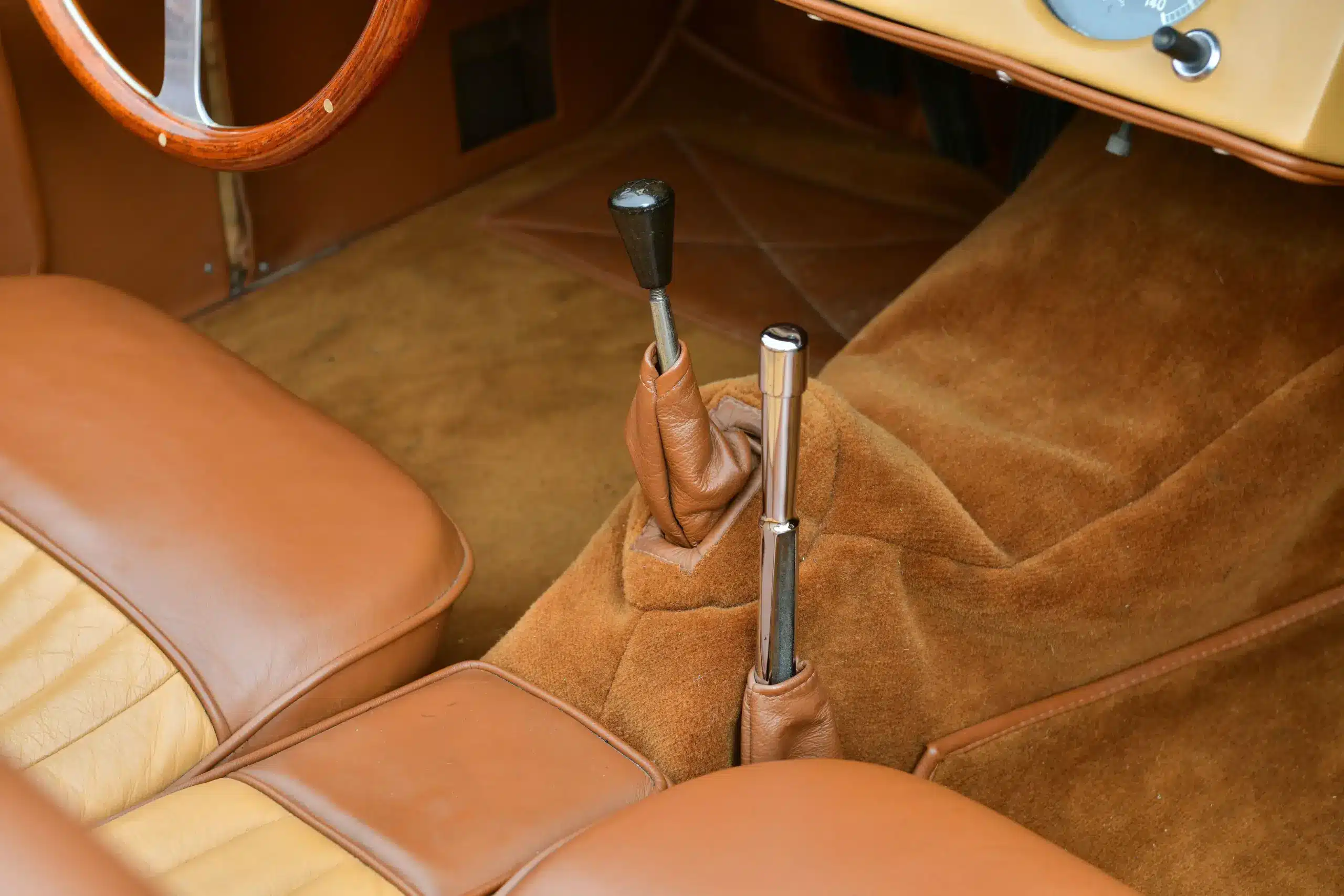 Schalthebel und Sitze im braunen Innenraum eines Jaguar XK120 Roadster, Baujahr 1950