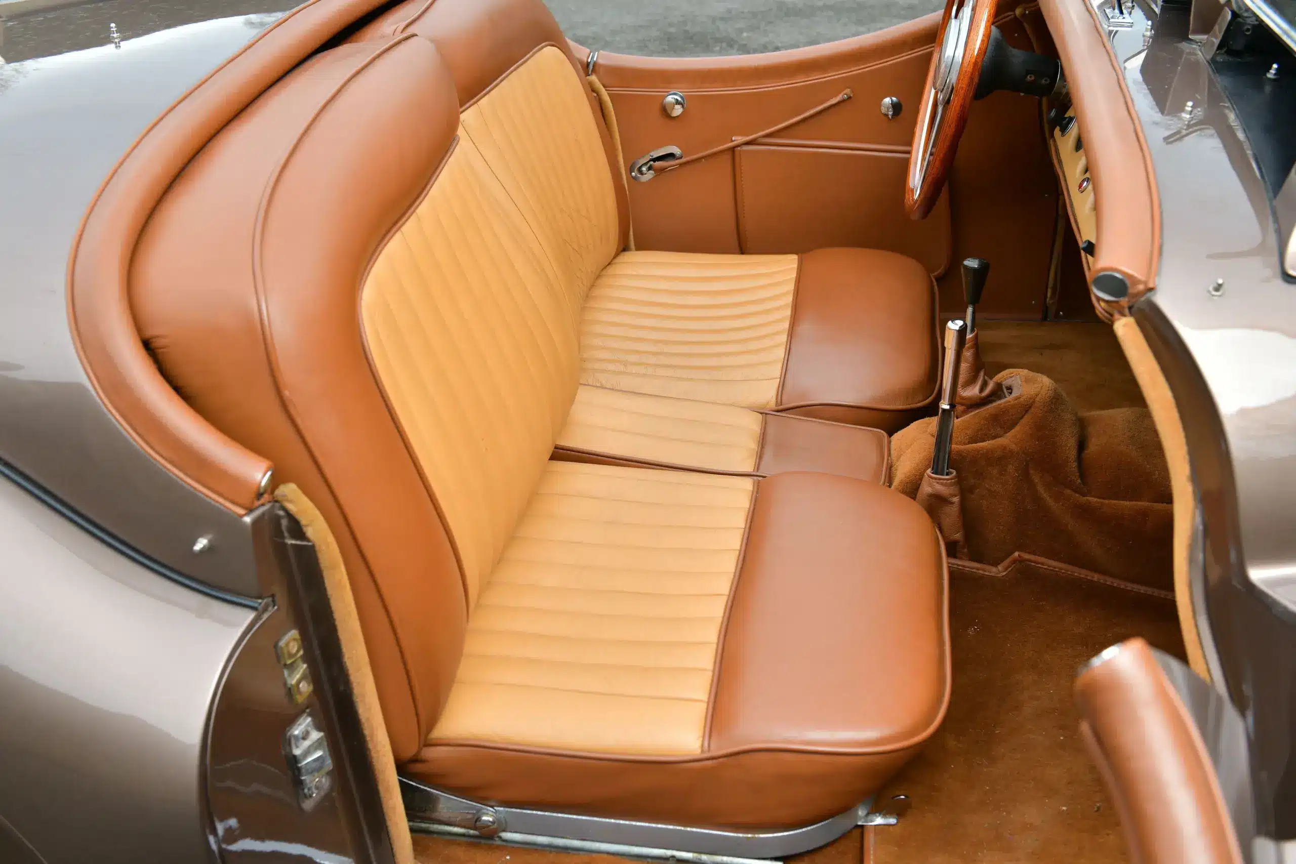 Detailansicht Innenraum mit Ledersitzen eines Jaguar XK120 Roadster von 1950