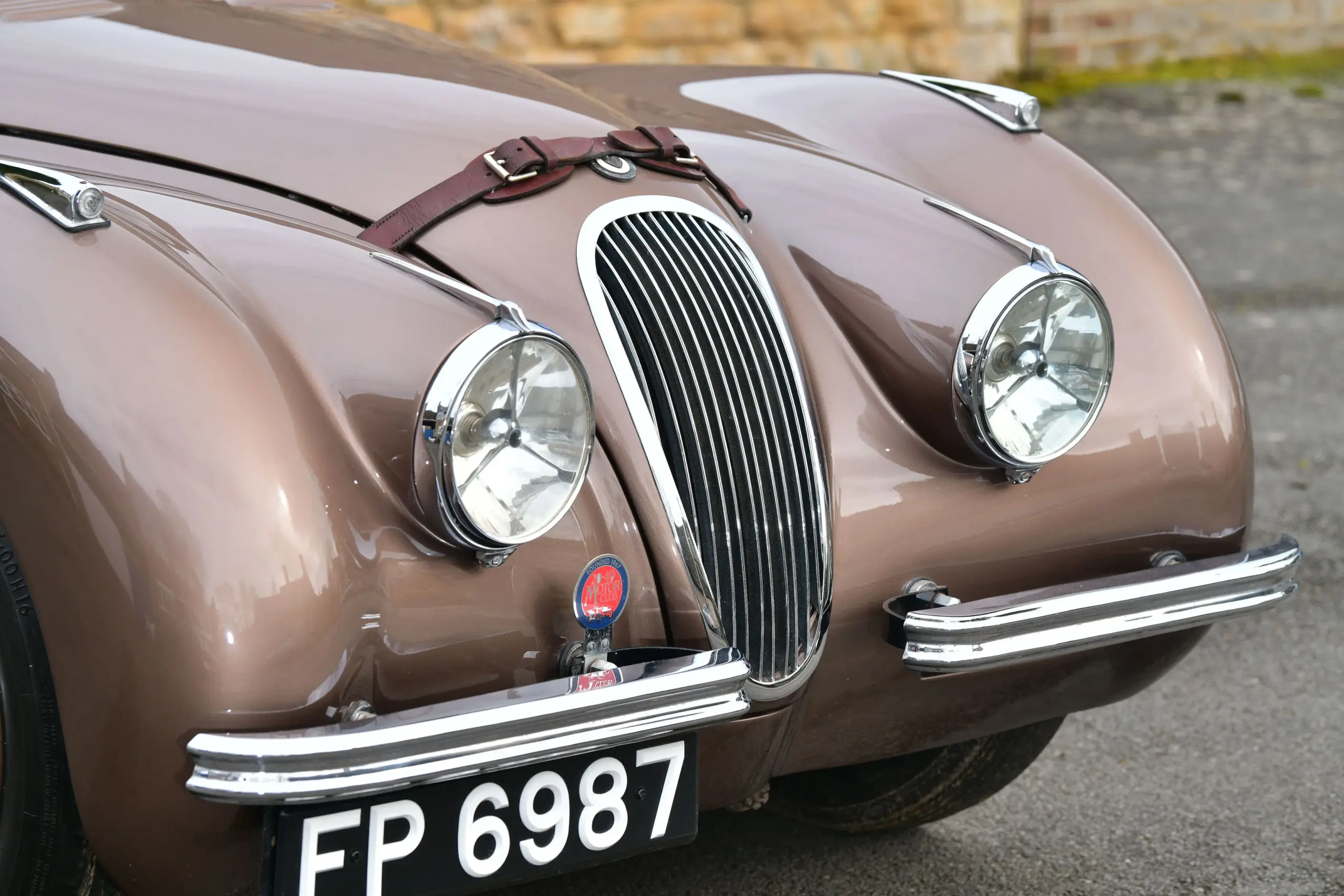 Nahaufnahme der Front des Jaguar XK120 Roadster von 1950 mit Scheinwerfern und Kühlergrill