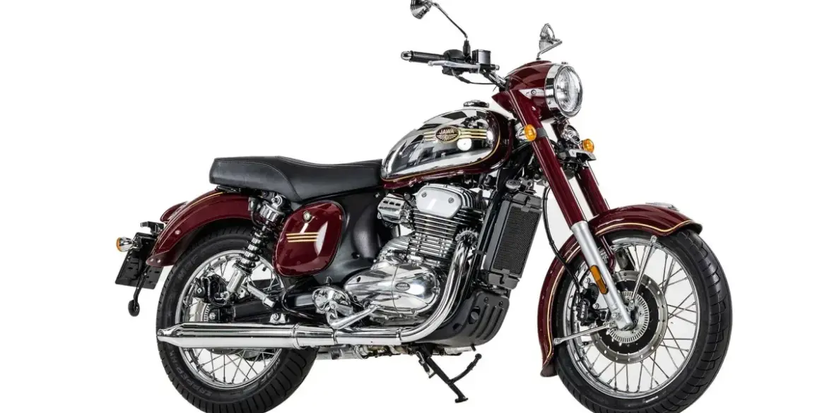 Seitenansicht einer JAWA 350 CL in Bordeauxrot mit verchromten Details und Speichenrädern.