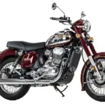 Seitenansicht einer JAWA 350 CL in Bordeauxrot mit verchromten Details und Speichenrädern.