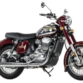 Seitenansicht einer JAWA 350 CL in Bordeauxrot mit verchromten Details und Speichenrädern.