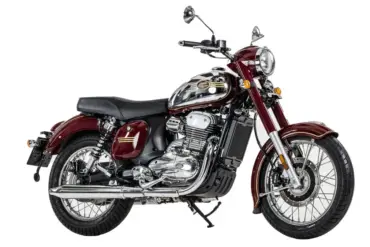 Seitenansicht einer JAWA 350 CL in Bordeauxrot mit verchromten Details und Speichenrädern.