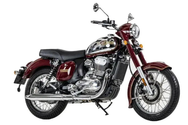 Seitenansicht einer JAWA 350 CL in Bordeauxrot mit verchromten Details und Speichenrädern.