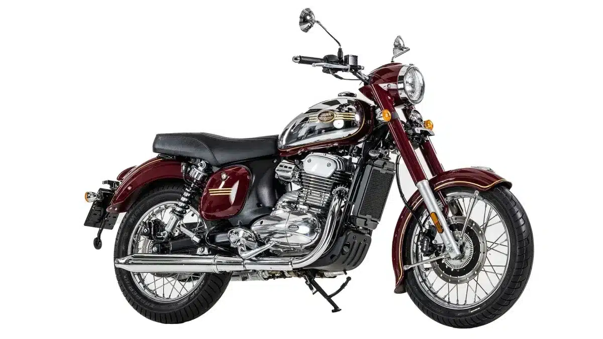 Seitenansicht einer JAWA 350 CL in Bordeauxrot mit verchromten Details und Speichenrädern.