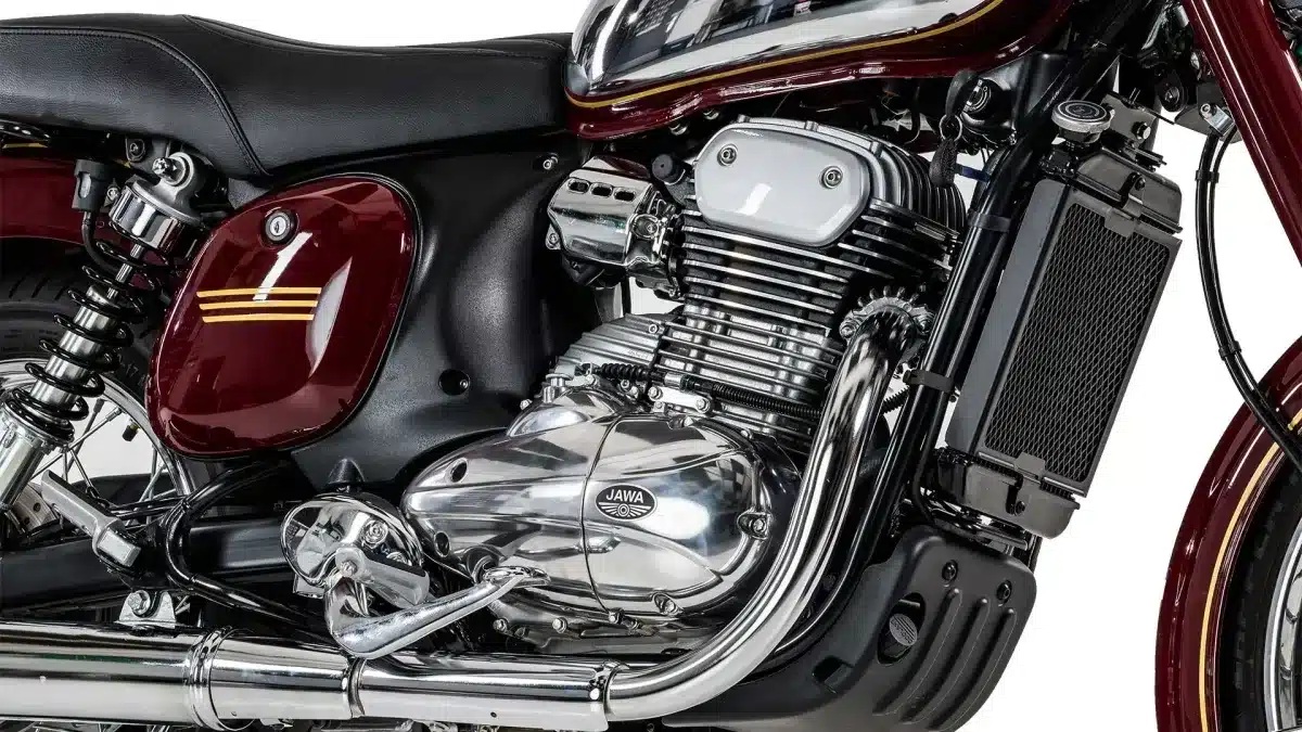 Motor und Seitendeckel der JAWA 350 CL in Nahaufnahme, mit verchromten Komponenten und charakteristischen Linien