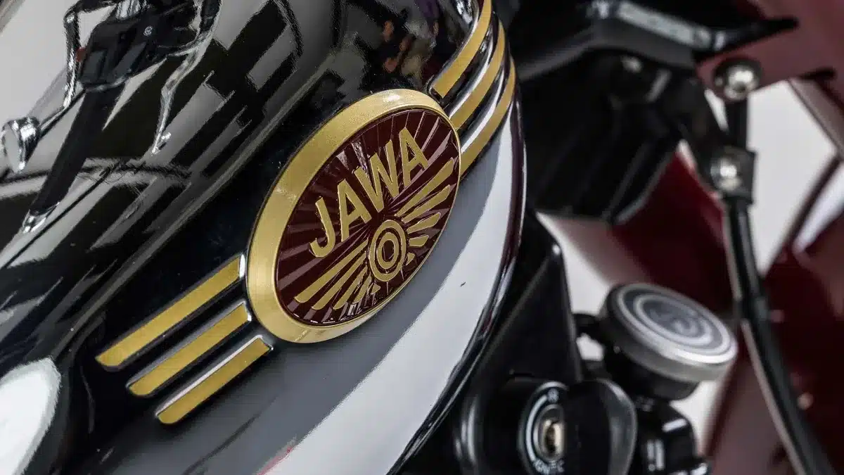 Nahaufnahme des JAWA-Emblems am Tank der JAWA 350 CL