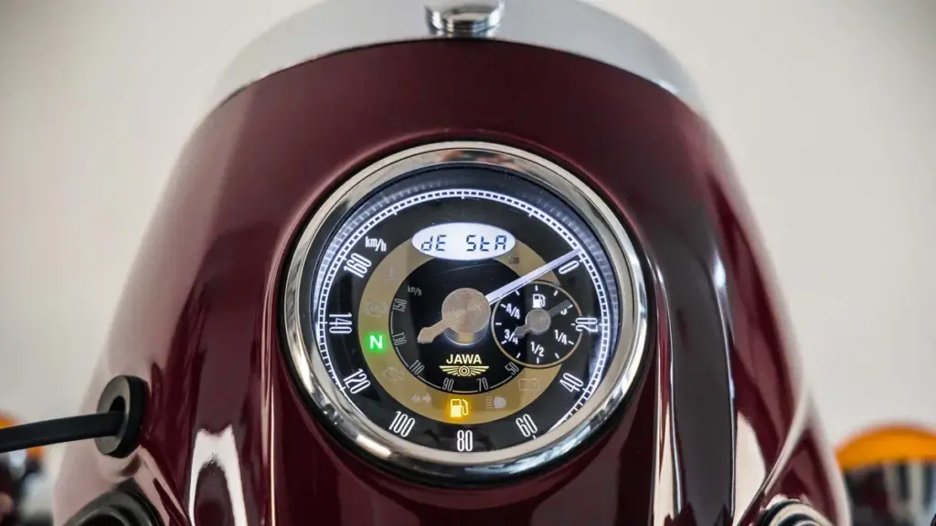 Detailaufnahme des Tachos der JAWA 350 CL mit analoger und digitaler Anzeige