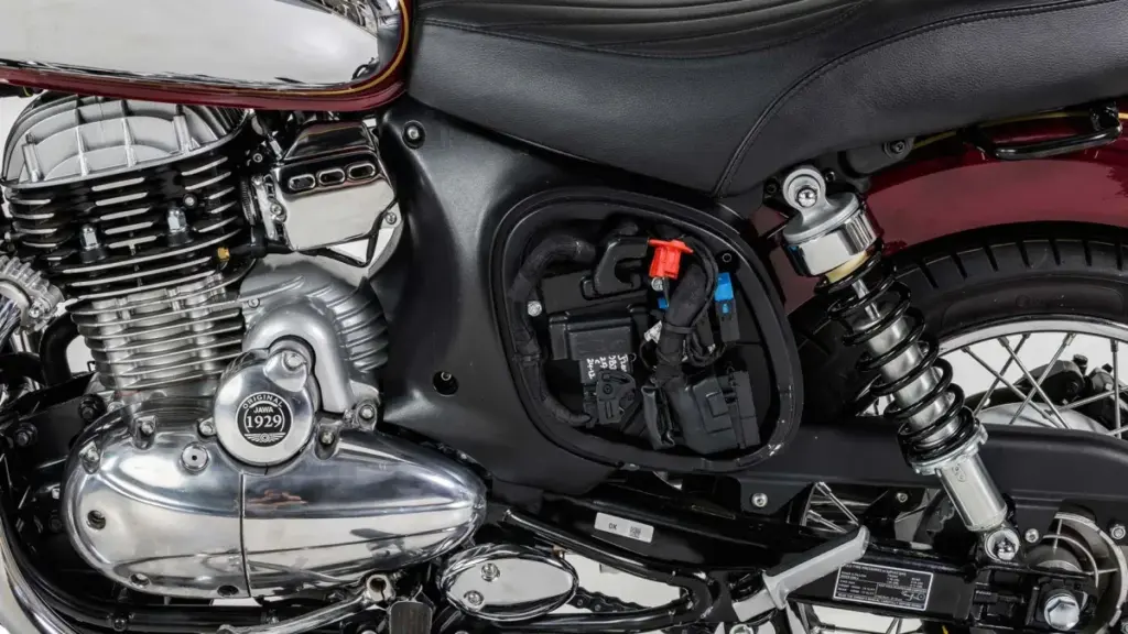 Nahaufnahme des Motors und des Sitzbereichs der JAWA 350 CL mit geöffnetem Elektrikfach