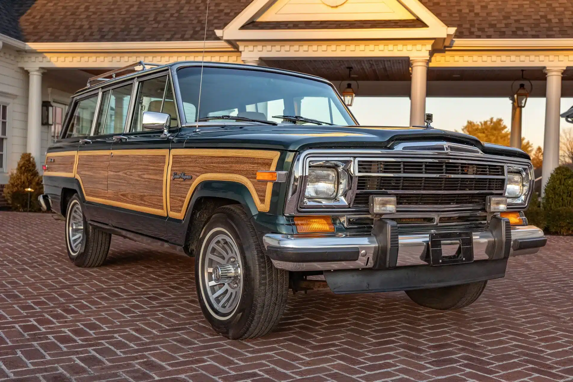 Klassischer Jeep Grand Wagoneer von 1991 mit Holzapplikationen vor einem Wohnhaus