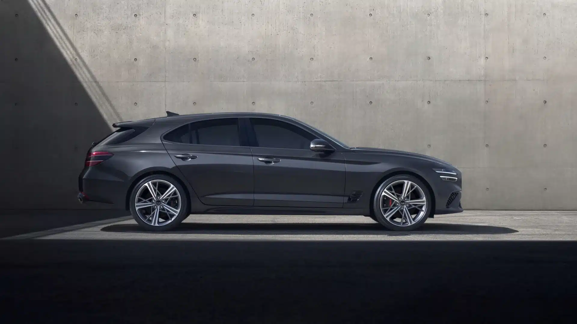 Genesis G70 Shooting Brake in Seitenansicht vor einer Betonwand