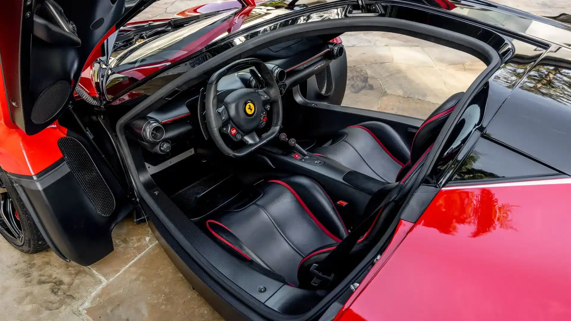 Blick in das Cockpit eines Ferrari LaFerrari (2015) mit roten und schwarzen Akzenten.