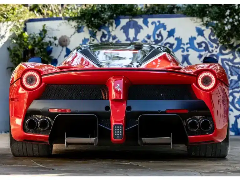 Rückansicht eines Ferrari LaFerrari in Rot mit markanten Rückleuchten und Diffusor.