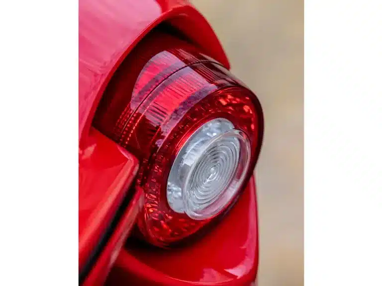 Rote Heckleuchte eines Ferrari LaFerrari aus Modelljahr 2015 in Nahaufnahme