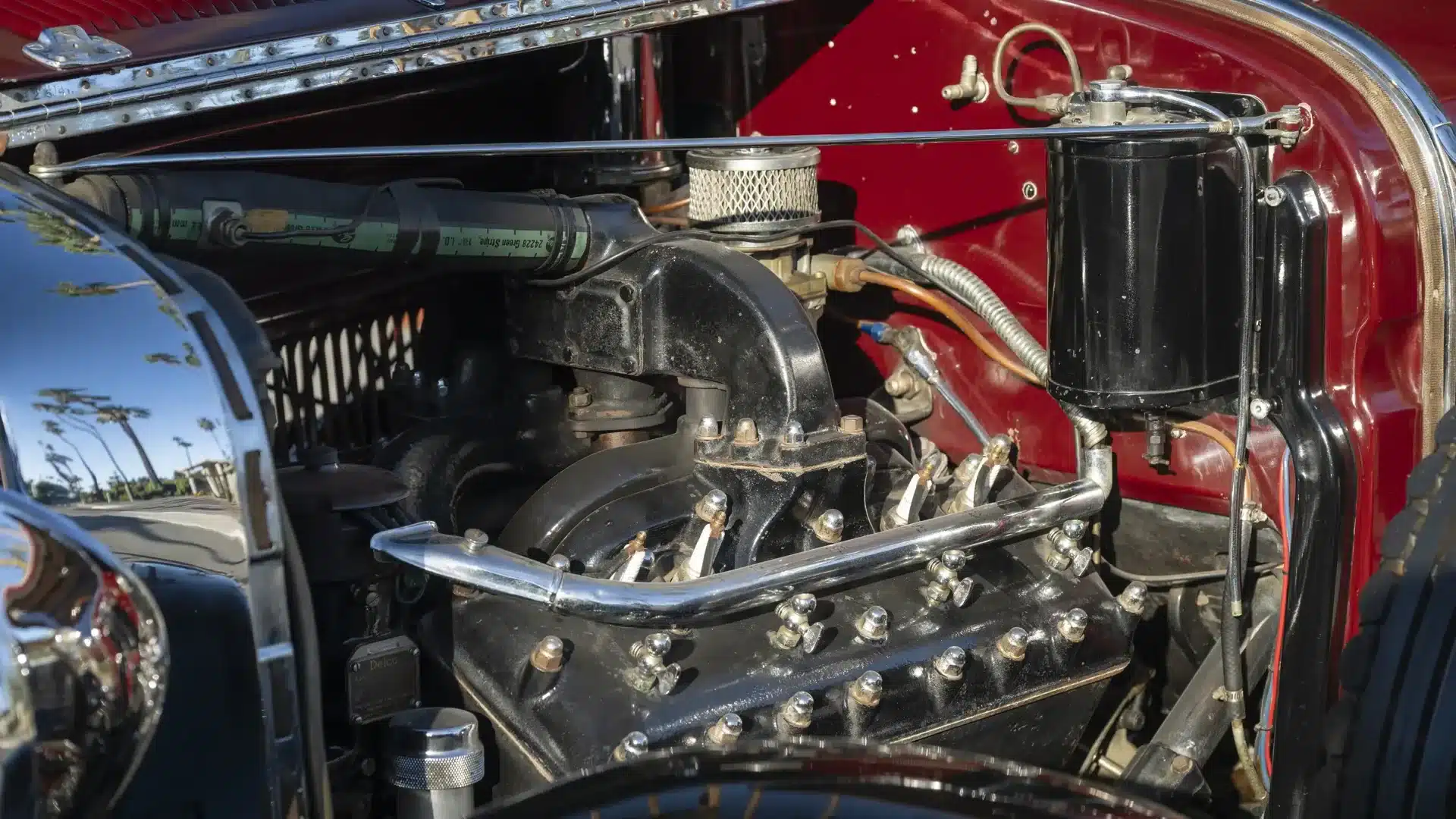 Motorraum des Lincoln Model L Sport Touring von 1929, zeigt den originalen V8-Motor und technische Details