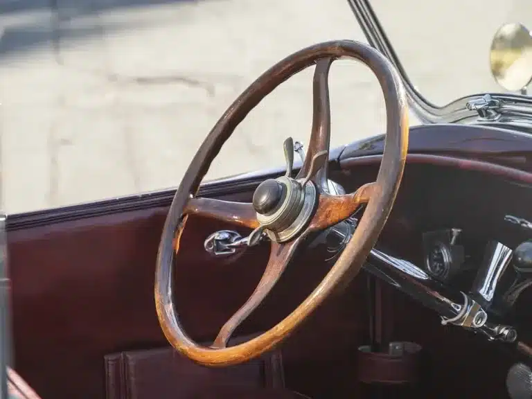 Holzlenkrad und Armaturenbrett eines Lincoln Model L Sport Touring von 1929, Nahaufnahme