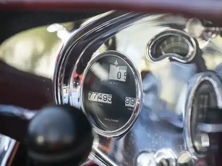 Nahaufnahme des klassischen Tachometers und Armaturenbretts im Lincoln Model L von 1929