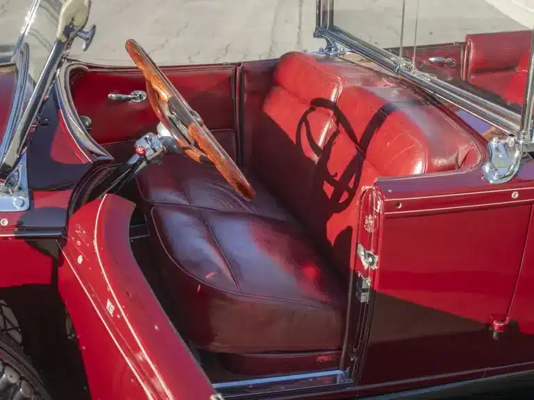 Roter Ledersitz und Holzlenkrad im Lincoln Model L Sport Touring by Locke von 1929