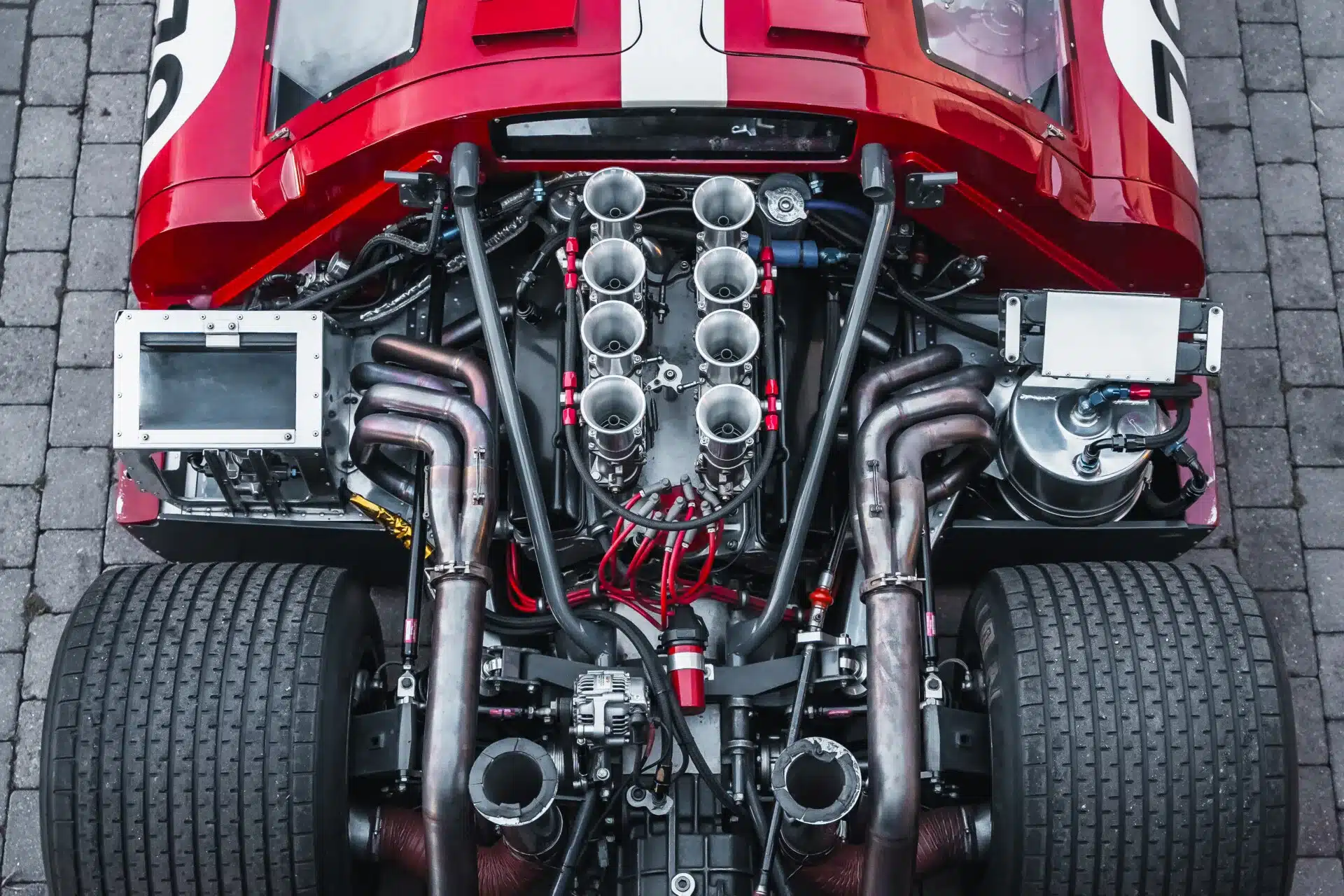 Chevrolet-V8-Motor des Lola T70 Mk3B mit sichtbaren Ansaugtrichtern und Renntechnik