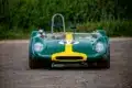 Historischer Lotus 23C Rennwagen in Grün mit gelbem Streifen, frontal aufgenommen.