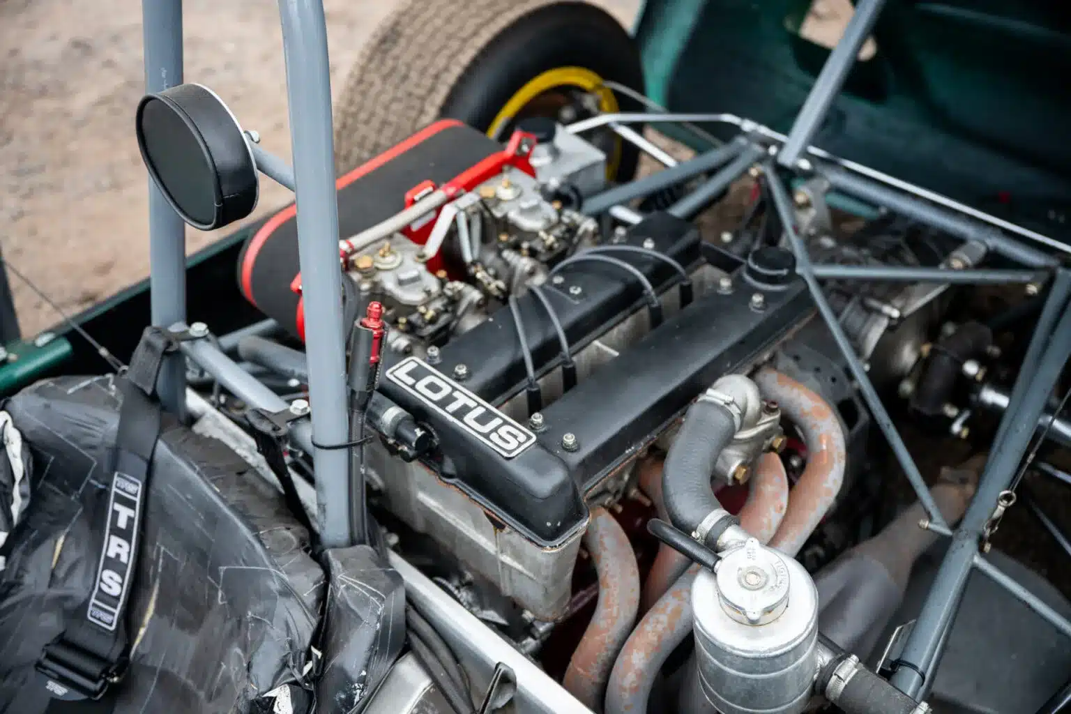 Detailansicht des Motors und Technikraums im historischen Lotus 23C Rennwagen