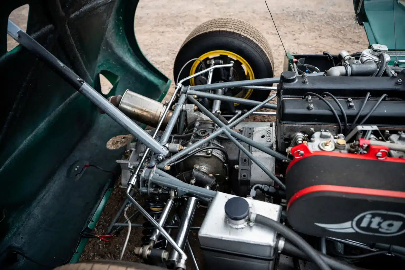 Nahaufnahme des Motors und Fahrwerks eines Lotus 23C Rennwagens