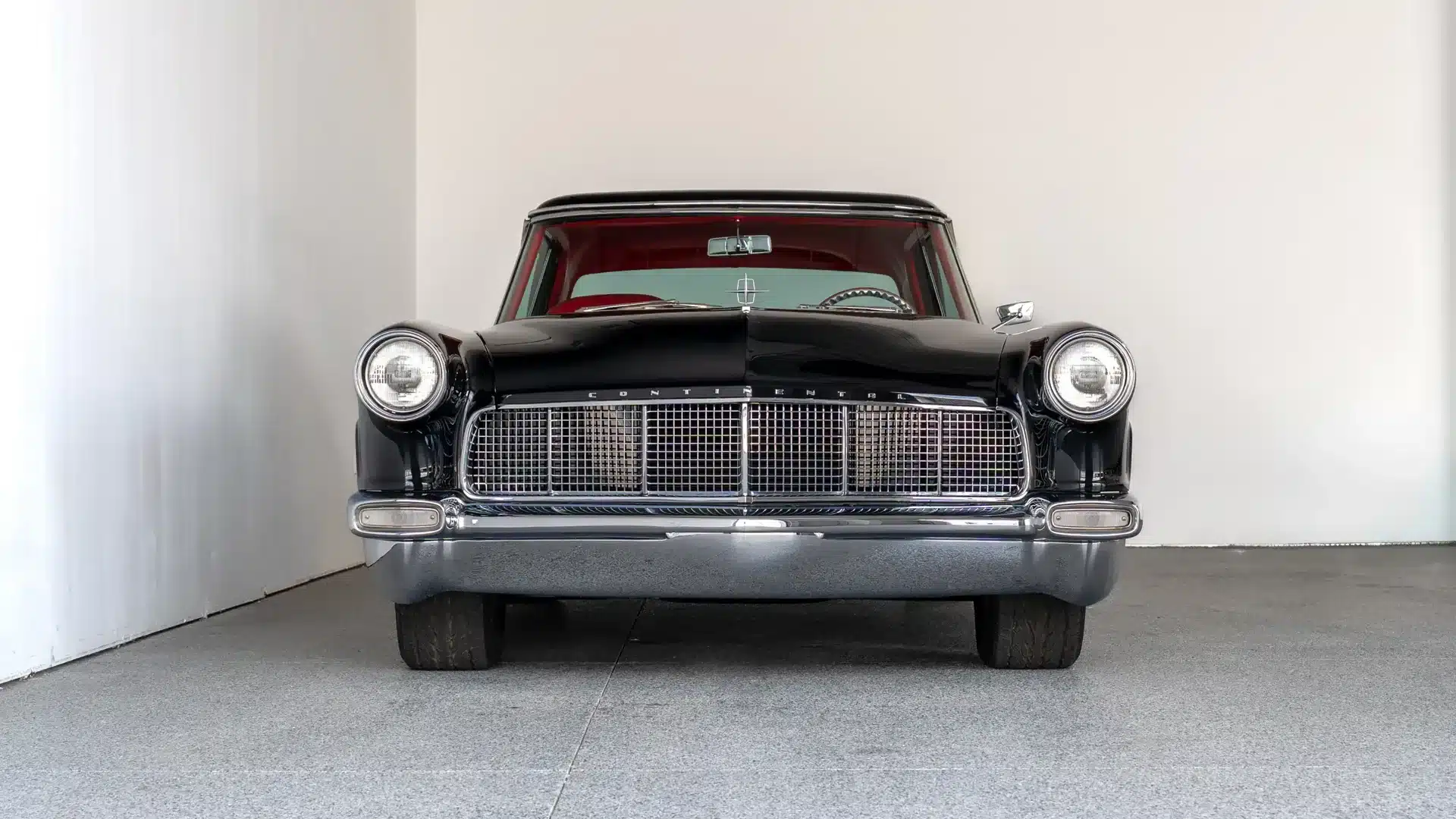 Frontansicht eines schwarzen Continental Mark II Coupés von 1956 mit rotem Interieur.