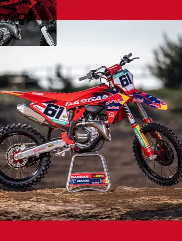 Seitenansicht der GASGAS MC 450F Prado Edition 2025 mit Red Bull-Grafiken und Startnummer 61 auf einem sandigen Untergrund.