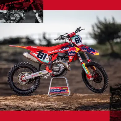 Seitenansicht der GASGAS MC 450F Prado Edition 2025 mit Red Bull-Grafiken und Startnummer 61 auf einem sandigen Untergrund.