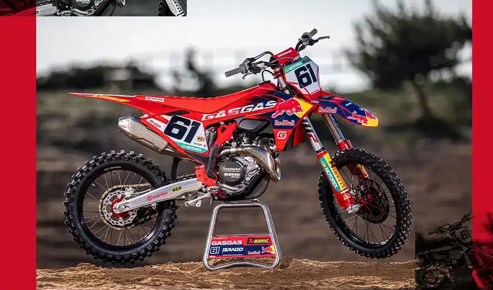 Seitenansicht der GASGAS MC 450F Prado Edition 2025 mit Red Bull-Grafiken und Startnummer 61 auf einem sandigen Untergrund.