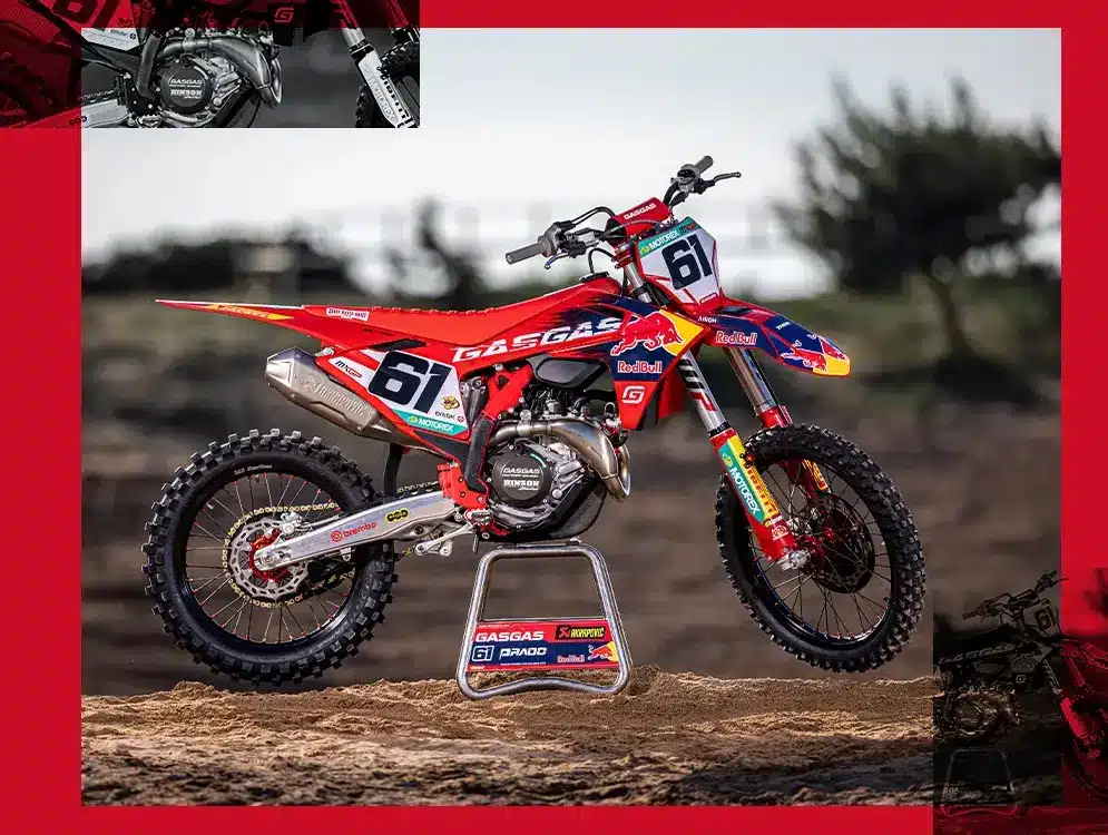 Seitenansicht der GASGAS MC 450F Prado Edition 2025 mit Red Bull-Grafiken und Startnummer 61 auf einem sandigen Untergrund.