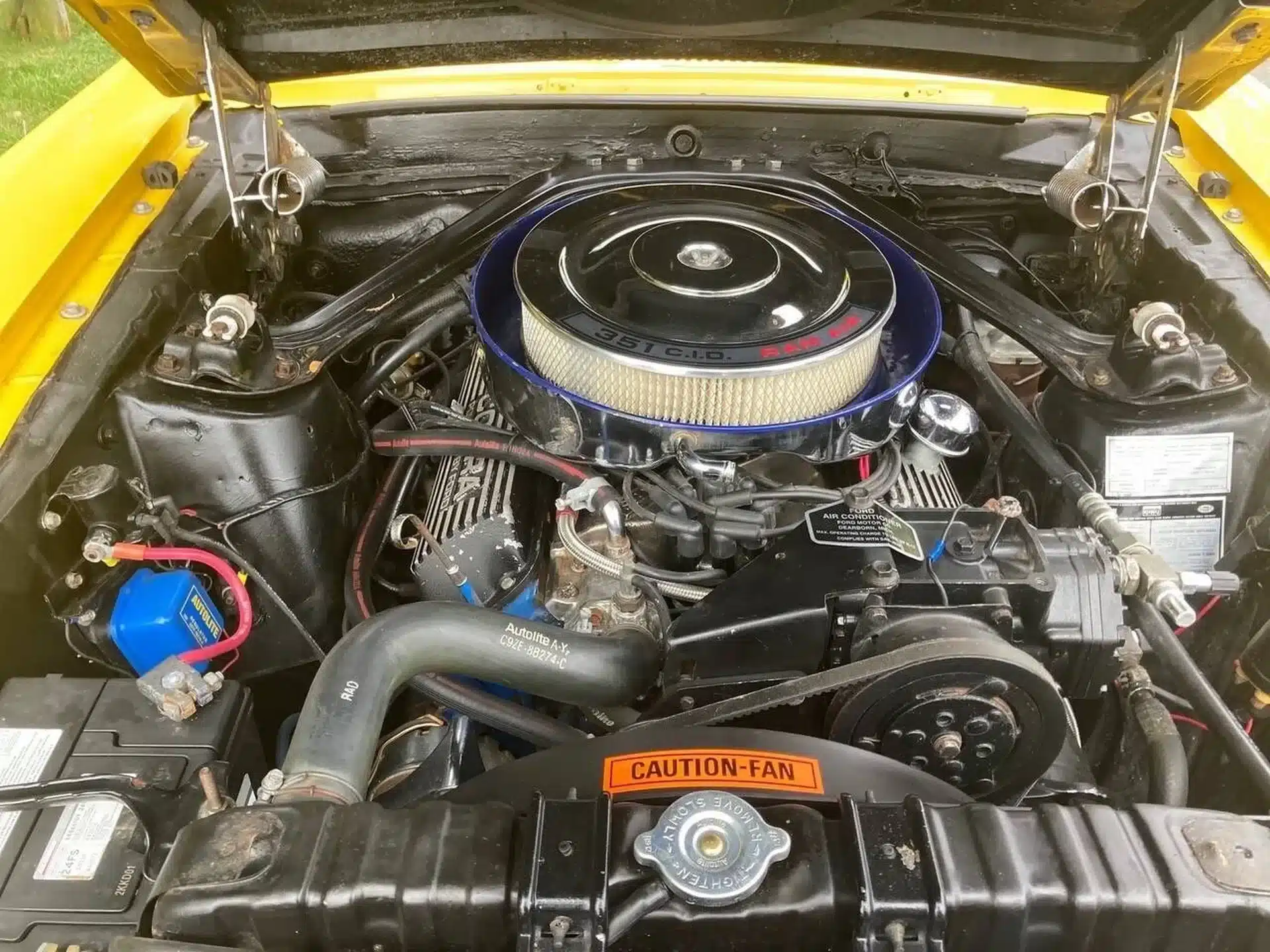 Blick in den Motorraum eines Shelby 1969 mit leistungsstarkem V8-Triebwerk