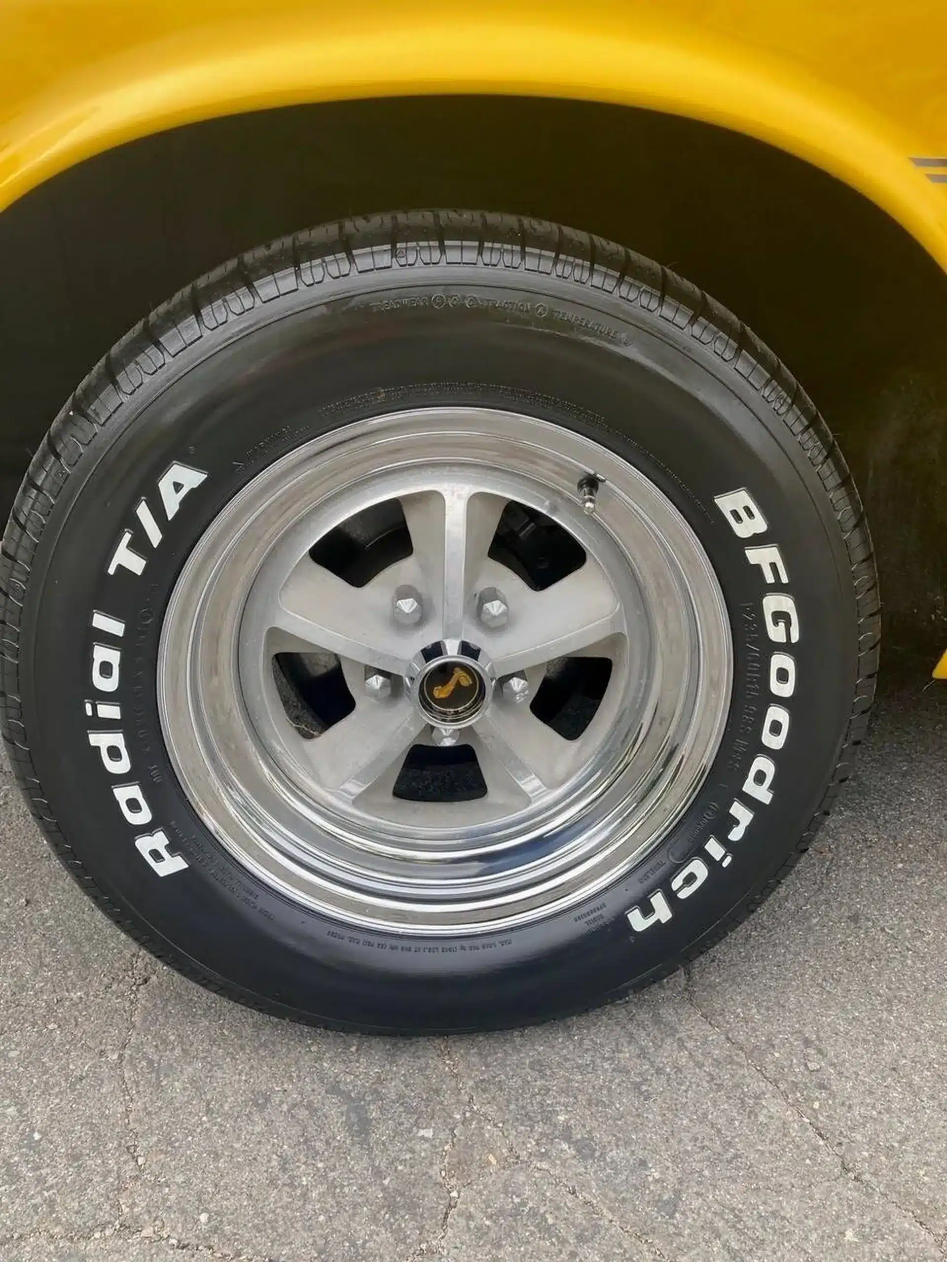 Nahaufnahme des Rads eines gelben Shelby aus dem Jahr 1969 mit BFGoodrich-Reifen
