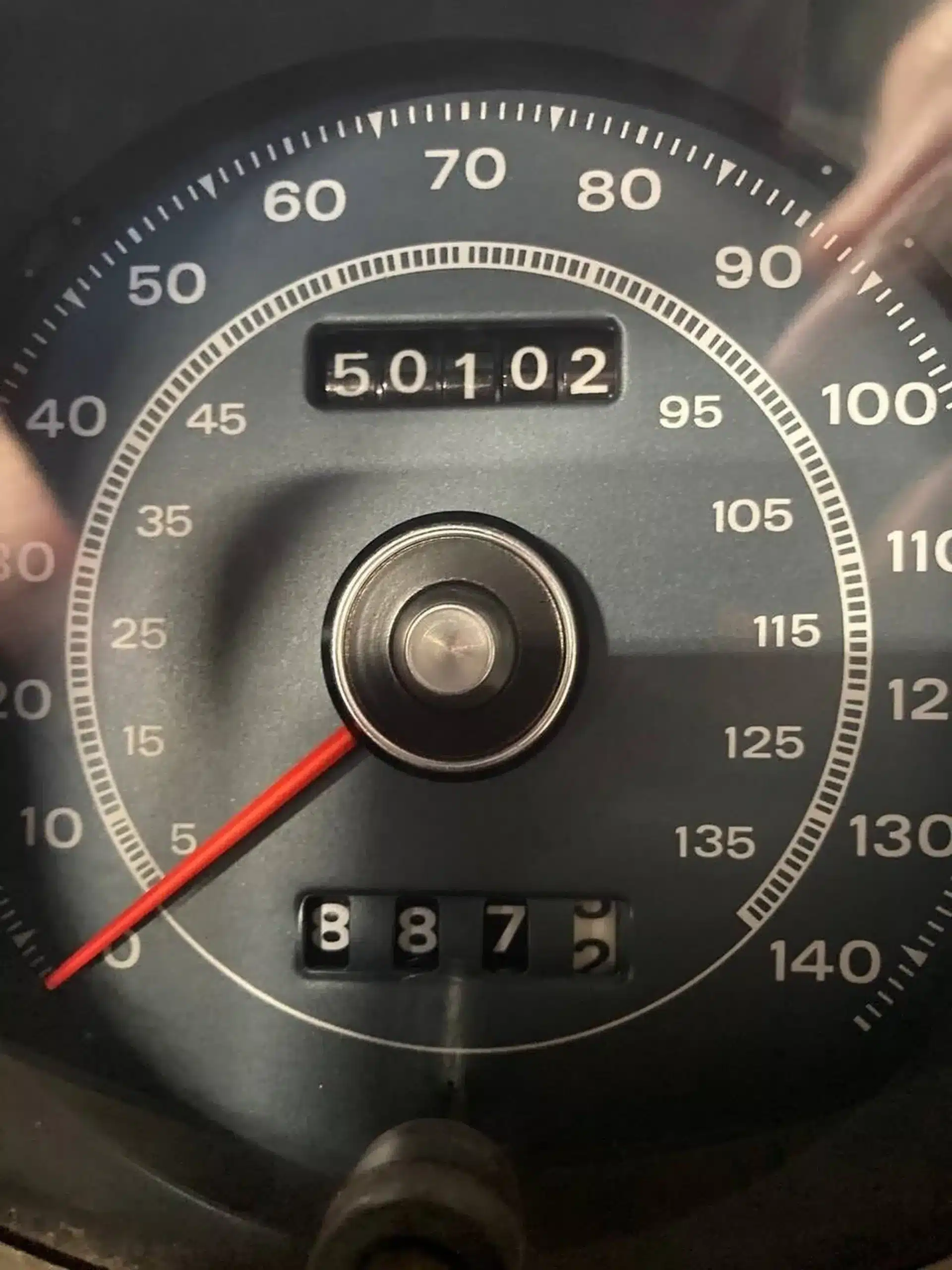 Tachometer eines Shelby von 1969 mit abgelesener Geschwindigkeit und Kilometerstand