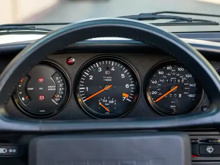 Tacho und Drehzahlmesser im Cockpit eines Porsche 911 Turbo Cabriolet aus dem Jahr 1989