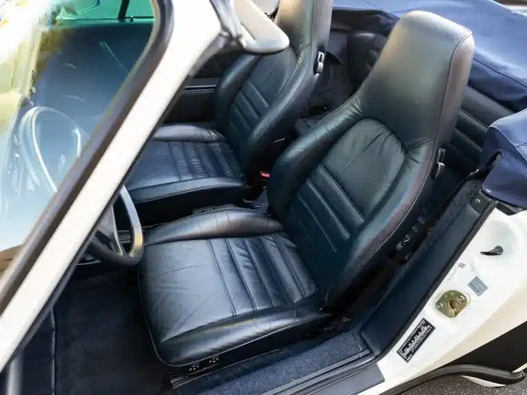 Marineblaue Ledersitze und Innenraum eines weißen Porsche 911 Turbo Cabriolet von 1989