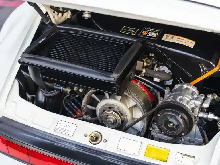 Detailaufnahme des Motors vom Porsche 911 Turbo Cabriolet, Modelljahr 1989, Baureihe 930
