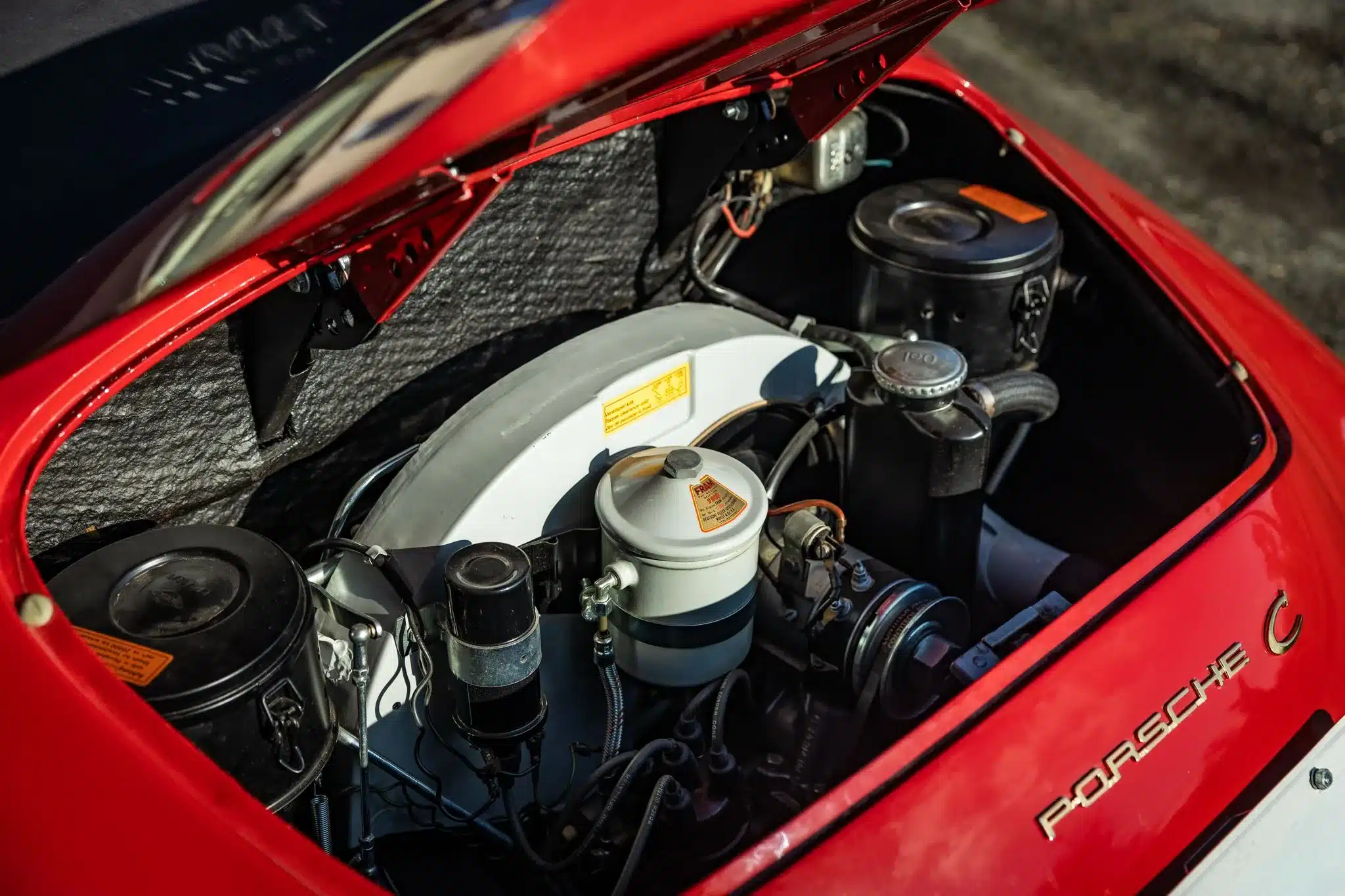 Detailaufnahme des Motors eines Porsche 356C Cabriolet von 1965 mit offener Heckklappe