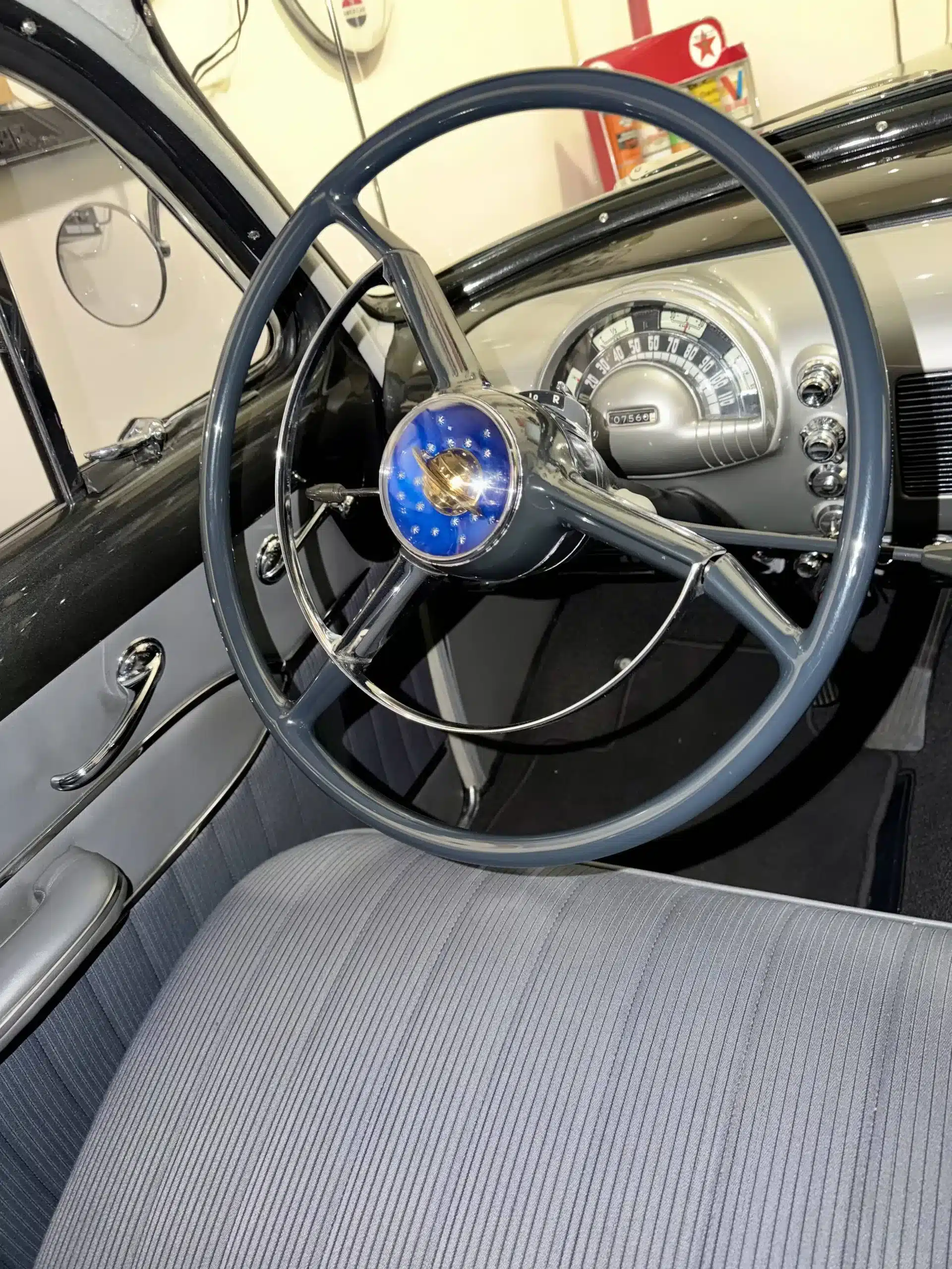 Innenansicht eines Oldsmobile 88 von 1950 mit Lenkrad und klassischen Rundinstrumenten.